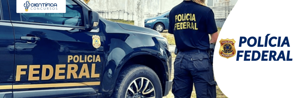 Viatura Policial na cor preta com a inscrição Polícia Federal e ao lado do veículo, de costas está uma servidora trajando uma calça cinza tática e camiseta preta com a inscrição Polícia Federal e