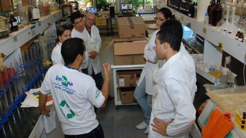 Laboratório de análise de solo e de planta da Embrapa Arroz e Feijão com Prof. Diego Souza atuando como Analista - Concurso EMBRAPA 2024